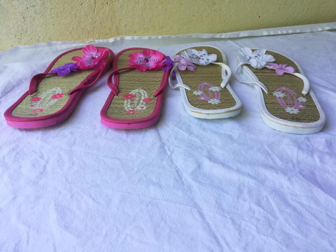Lote de 2 pares de Chinelas com flores tamanho 40 Branca (nova) + Fúcsia – photo 2